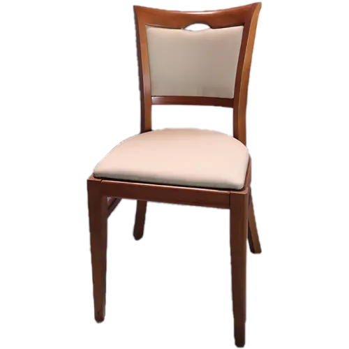 &lt;/p&gt;&lt;p&gt;Estructura: madera de haya teñida en cerezo&lt;/p&gt;&lt;p&gt;Asiento/respaldo: imitación de cuero en beige&lt;/p&gt;&lt;p&gt;- Estas sillas ya han sido utilizadas como sillas de alquiler y por lo tanto están usadas -&lt;/p&gt;&lt;p&gt;&lt;strong&gt;Disponibles (sujeto a disponibilidad): 46&amp;nbsp